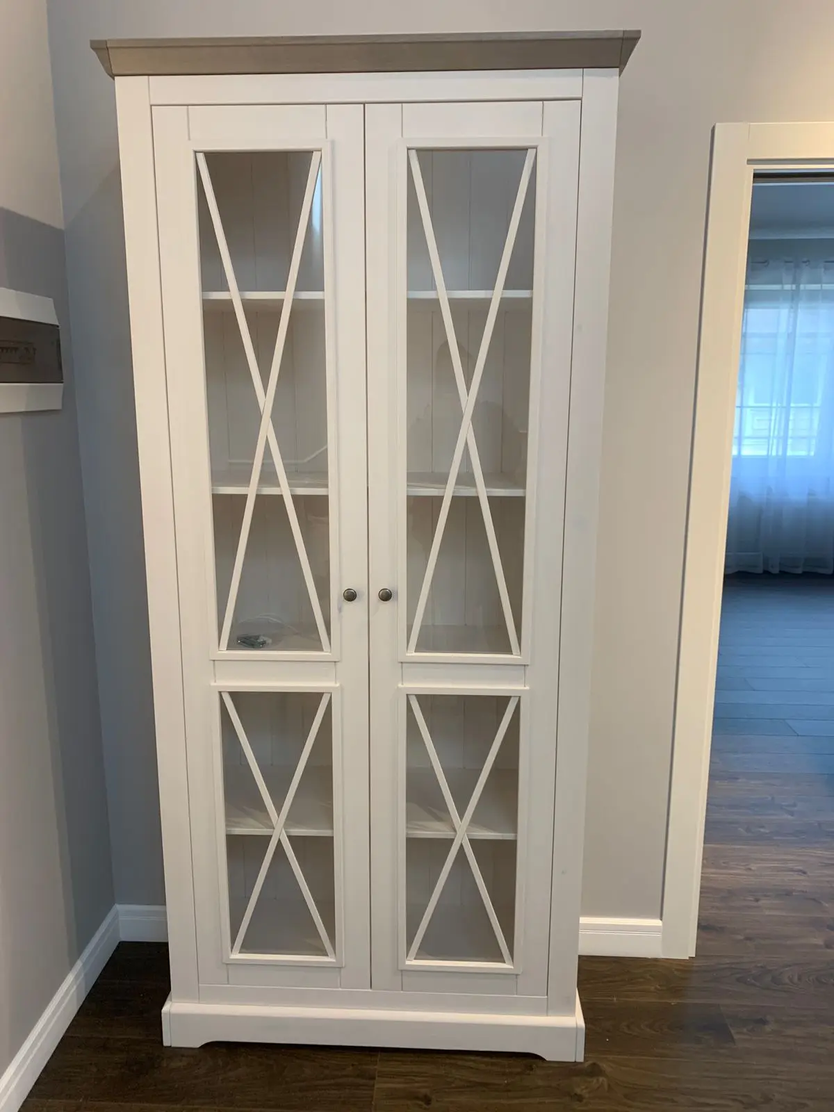 Витрина Форест  с двумя стеклянными дверями белый воск/серый