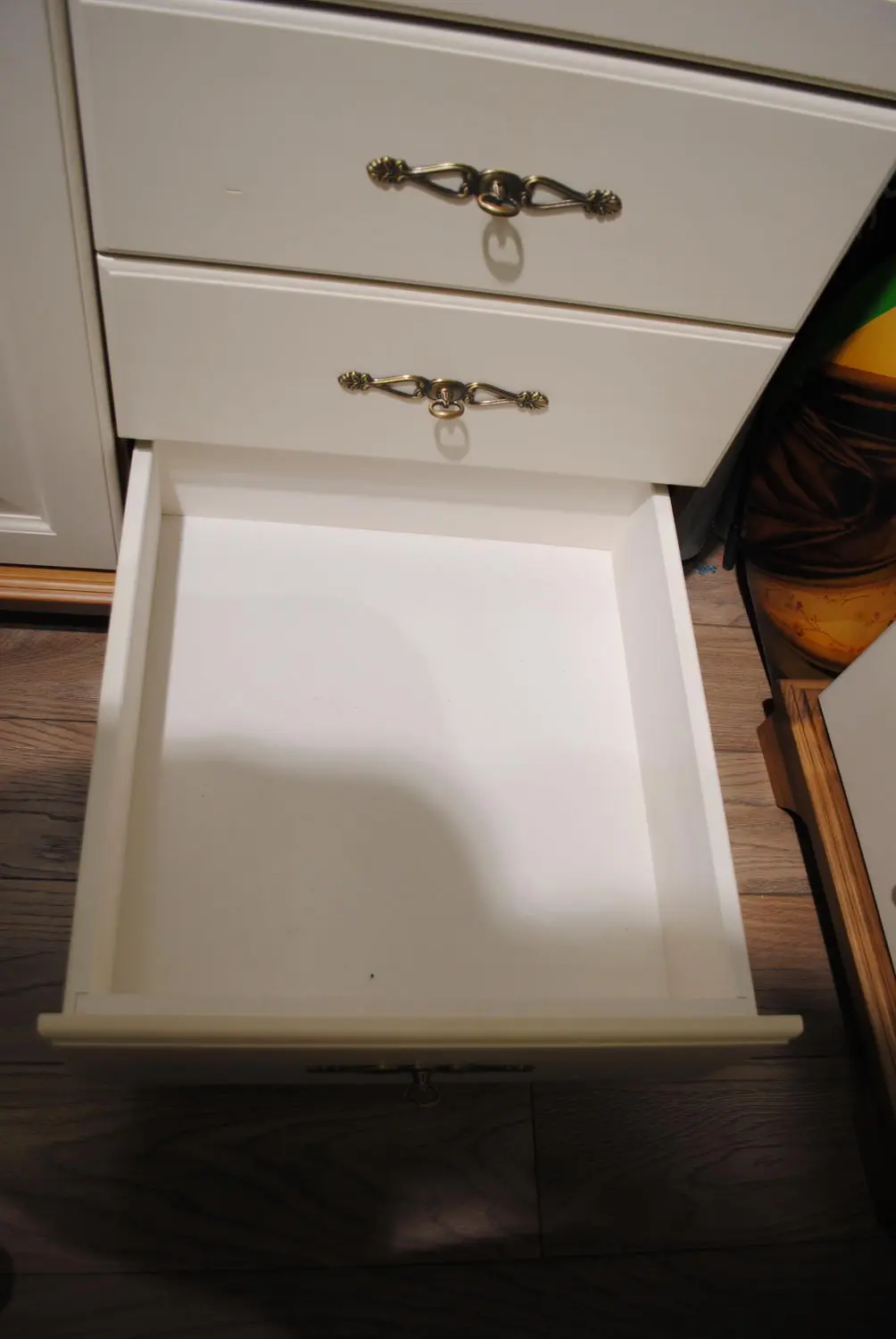 Шкаф белый с 3 ящиками Брусно 2-створчатый с ящиками слева 3.24.01