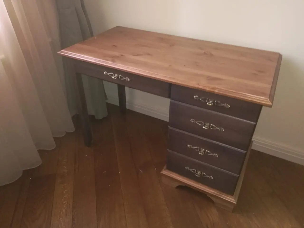 Стол Брусно письменный 1-тумбовый, тумба справа 6.4.01