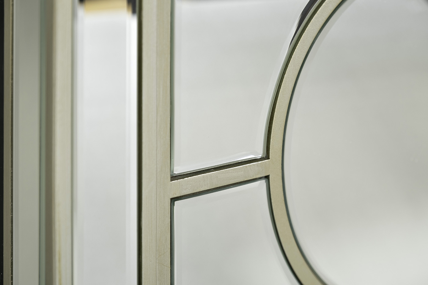 KFG041 Тумба под телевизор зеркальная 