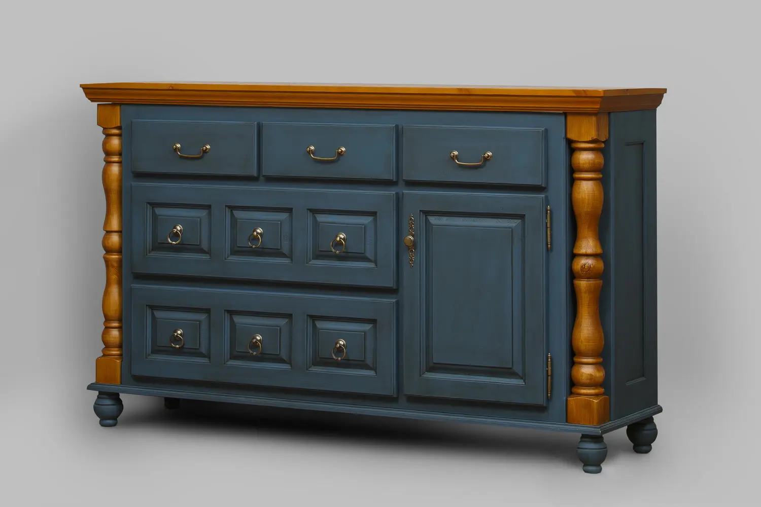 Комод с ящиками и дверцами